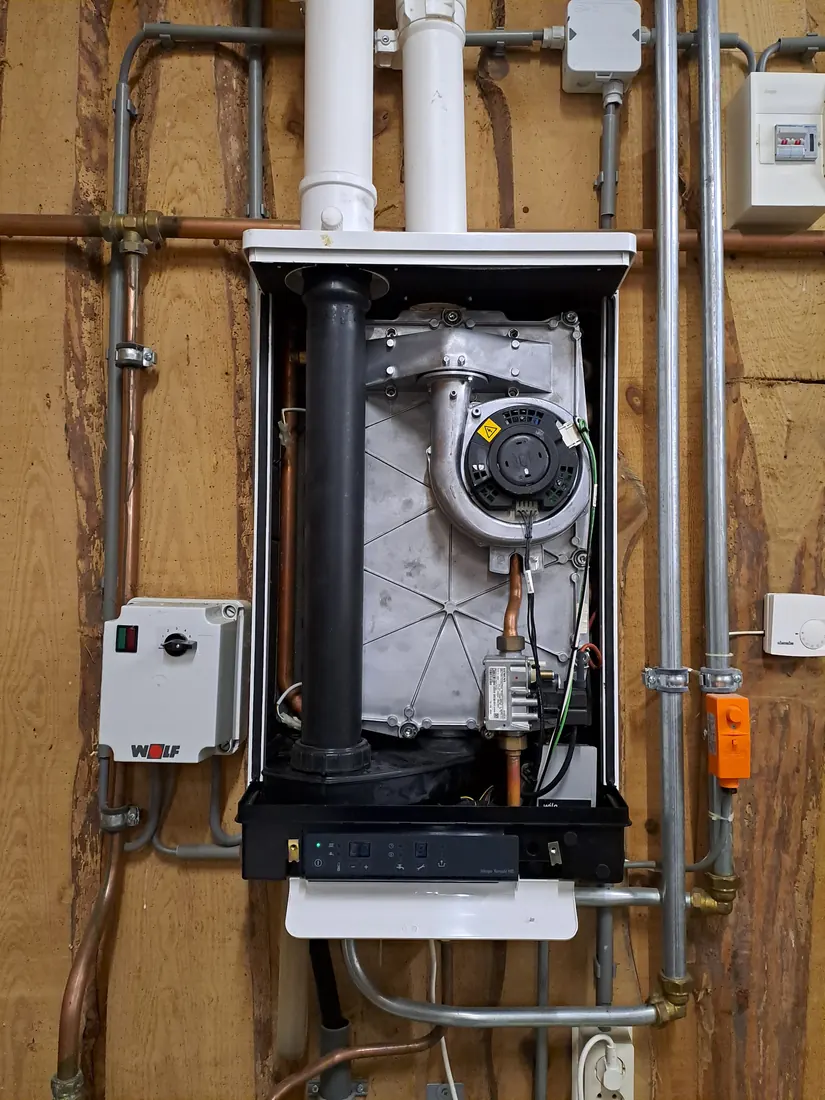 Intergas Kombi Kompakt cv-ketel geopend tijdens onderhoud