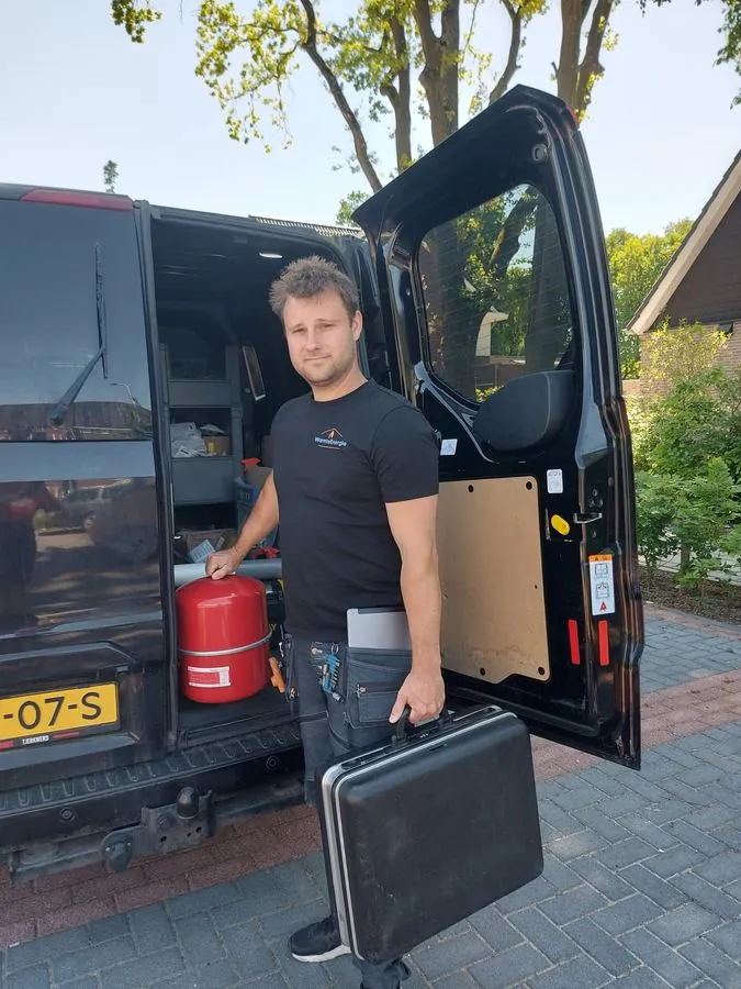 Jim Ekelschot, uw vaste cv-monteur voor Eefde, bij de werkbus van Warmte Energie