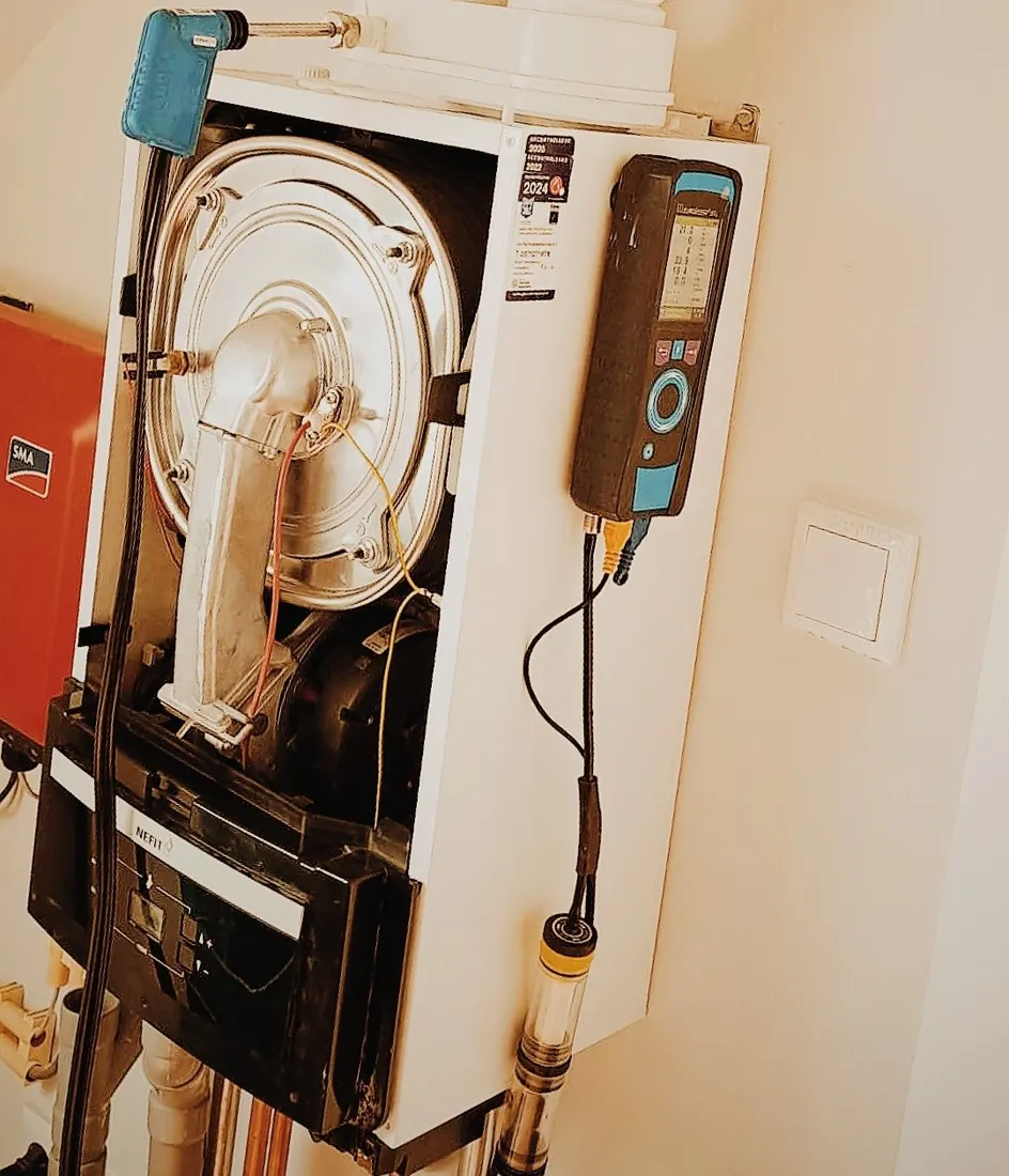 Nefit ProLine cv-ketel geopend tijdens onderhoud