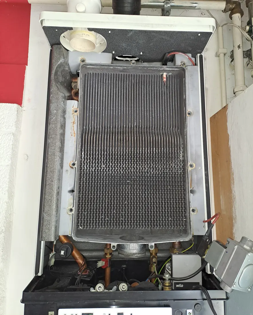 Schone warmtewisselaar van een Intergas na de onderhoudsbeurt
