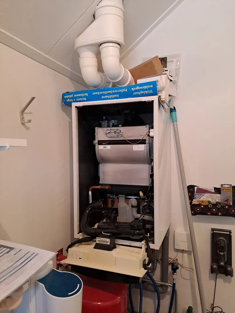 Nefit cv-ketel geopend voor onderhoud